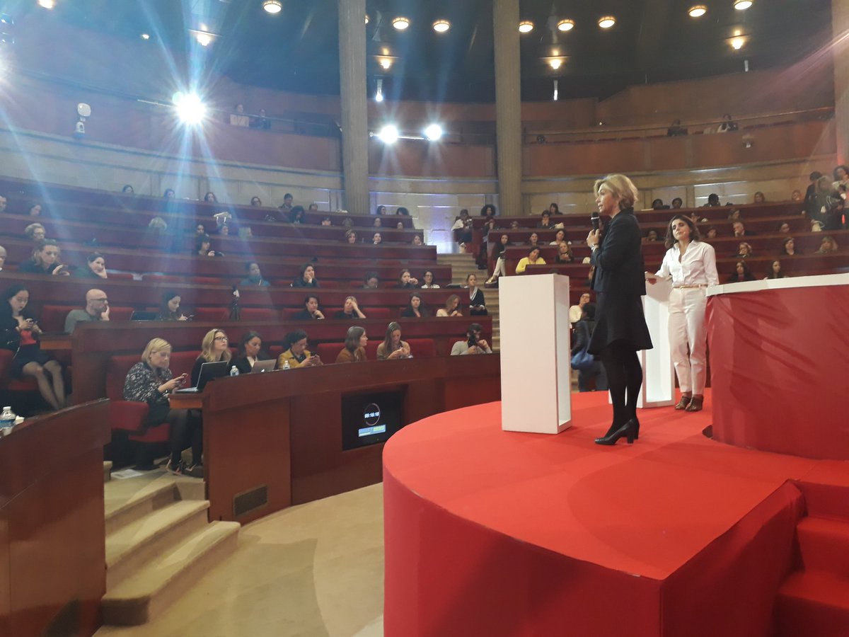 vpecresse's tweet photo. Le milieu politique pour les femmes en France, j'appelle ça "l'école du vice" : les femmes sont toujours vice-presidentes, vice-directrices.. Mais je suis très optimiste pour l'avenir car je vois émerger toute une génération de femmes très prometteuses #ElleActive https://t.co/0COmV8uJxP