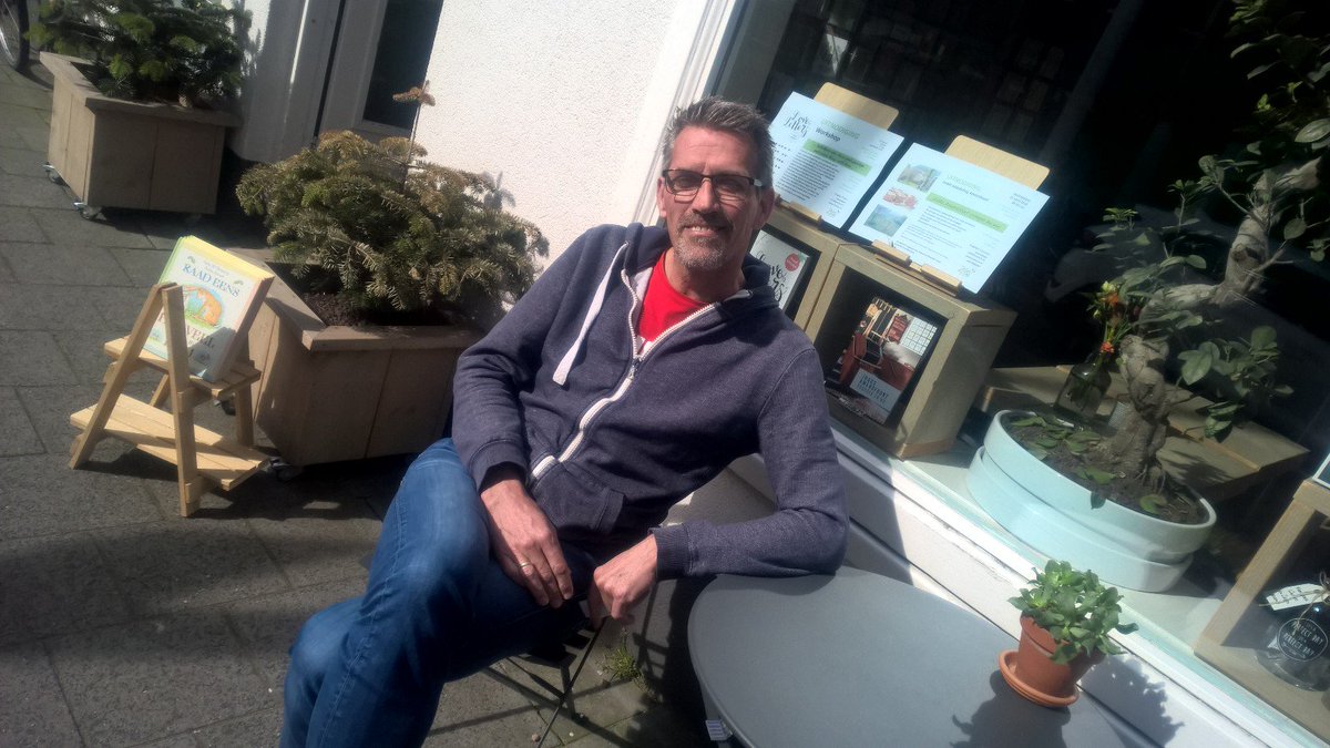 Zinbookstore's tweet photo. Even ons nieuwe zitje proberen. Wel wennen aan de zon. Wat een prachtige dag. Kom je mee genieten? Iedereen een mooi weekend gewenst. https://t.co/O60YiuQe8Y