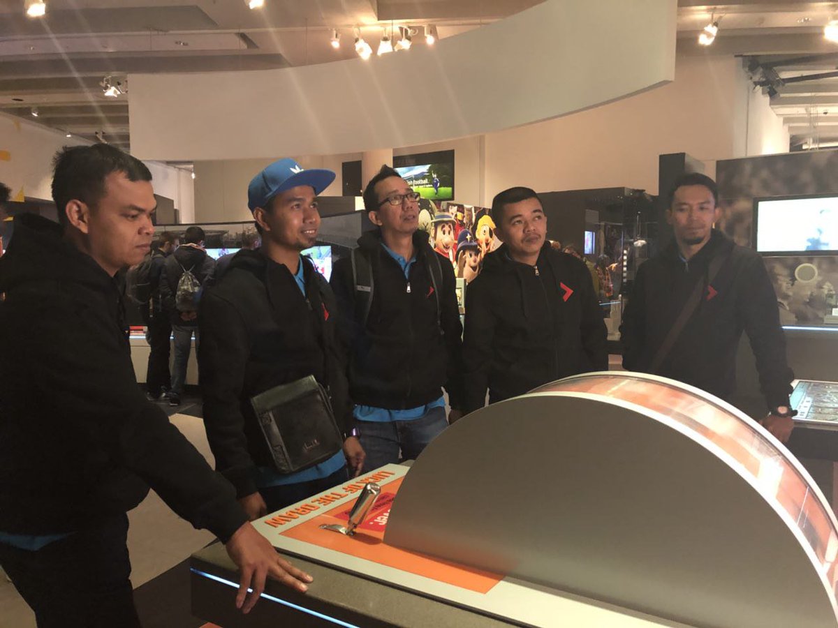 DuniaSukan's tweet photo. Para pemenang #DashingGoesManchester melawat National Football museum di Manchester.
#DashingGoesManchester 
#DuniaSukanXDashing 
#DSTroopers https://t.co/tqlC8fI889