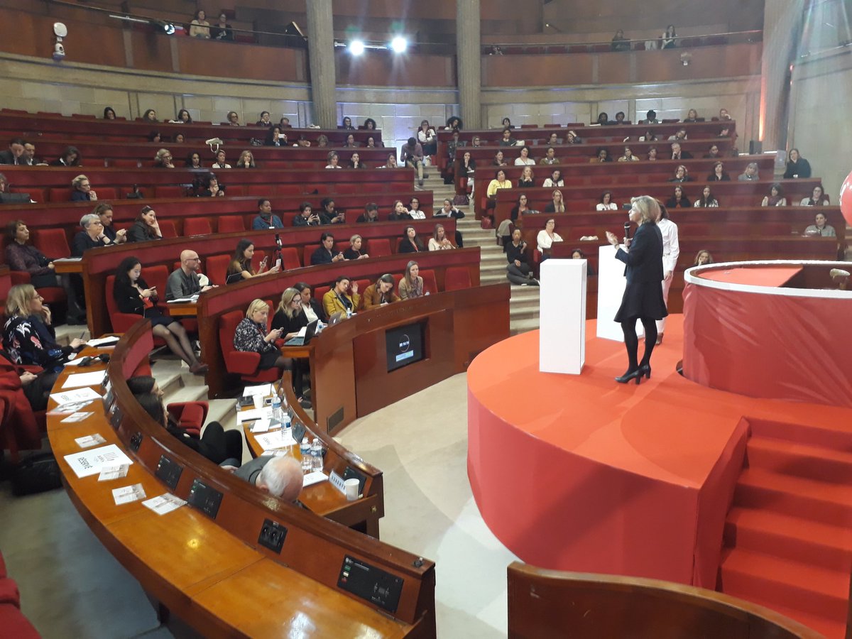 vpecresse's tweet photo. Le milieu politique pour les femmes en France, j'appelle ça "l'école du vice" : les femmes sont toujours vice-presidentes, vice-directrices.. Mais je suis très optimiste pour l'avenir car je vois émerger toute une génération de femmes très prometteuses #ElleActive https://t.co/0COmV8uJxP