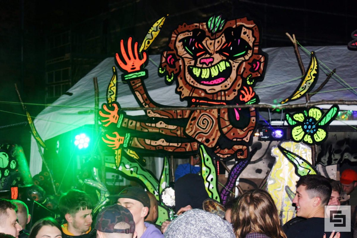 DENGEVENTS's tweet photo. Good Vibes Only! Full release of our Lost in the Jungle event are up on our FB page *link in bio* Tekonta coming through the decor @jr1dangerous2 dropping bars with @ravenriddims and our very own disco ravers in @bambisden merch 📸 @leren_connor #happypeople #itsadengting #dnb https://t.co/OKtplRZkjH