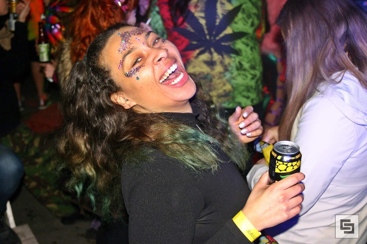 DENGEVENTS's tweet photo. Good Vibes Only! Full release of our Lost in the Jungle event are up on our FB page *link in bio* Tekonta coming through the decor @jr1dangerous2 dropping bars with @ravenriddims and our very own disco ravers in @bambisden merch 📸 @leren_connor #happypeople #itsadengting #dnb https://t.co/OKtplRZkjH