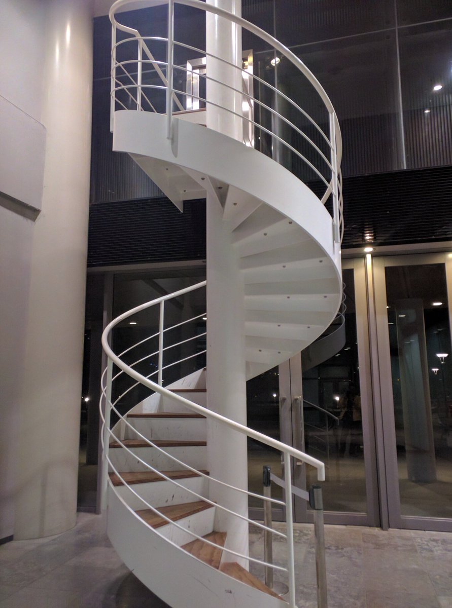 コスプレnews Auf Twitter 空調のきいた快適 大面積屋内でゆったり撮影が楽しめます 広いだけでなく ガラス壁の白い階段室 艶のある赤い壁 黒壁 竹風の壁 光る壁 光る床 らせん階段など多彩な撮影スポットがあります カフェカウンターではお茶とお菓子の無料