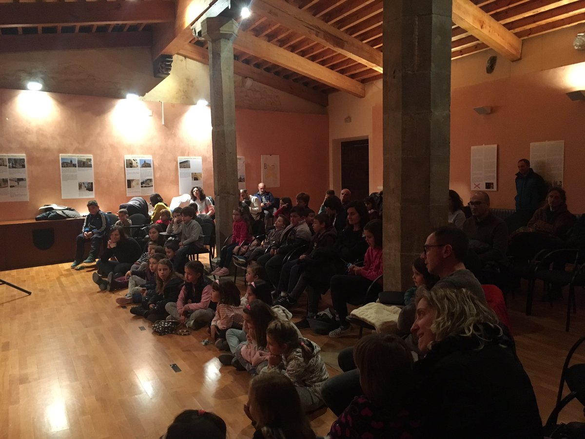 AjuntForcall's tweet photo. Avui toca @Portsxinella a #Forcall!!!! Ara la veritable història del rei i esta vesprada a les 5 La fame di Arlechino https://t.co/d4GypMY15M