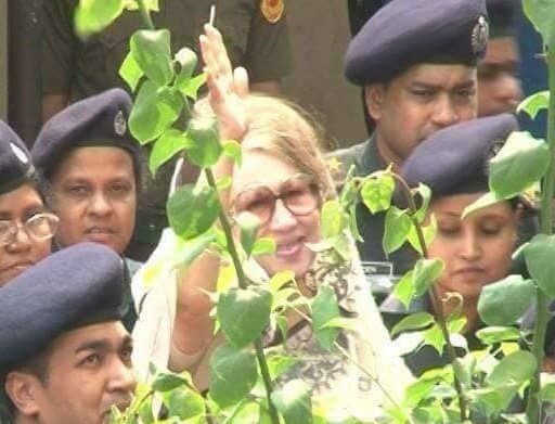 IamRashed_Khan's tweet photo. It’s called Confident smile and giving the msg to dictator.
Our Hope Mother of Democracy @BegumZiaBd Today at BSMMU

#Bangladesh  #FreeKhaledazia 
#NoElectionWithoutKhaledaZia 
 @AP @UN @XHnews @TheEconomist @nytimes @AJEnglish  @trpresidency @BBCWorld @hrw @amnesty https://t.co/KywoVh2ycw