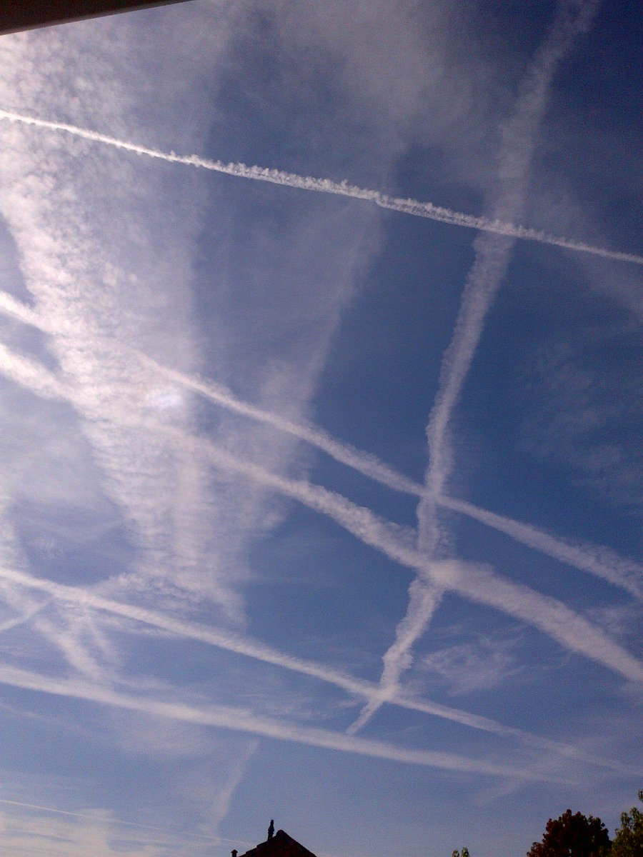 VOLG_DE_DATA's tweet image. #menmade 07-04-2018. Géén normale wolk te zien. Waarom valt vliegverkeer eigenlijk niet  onder het 'klimaatakkoord van Parijs'? #terraforming #earth #lookup