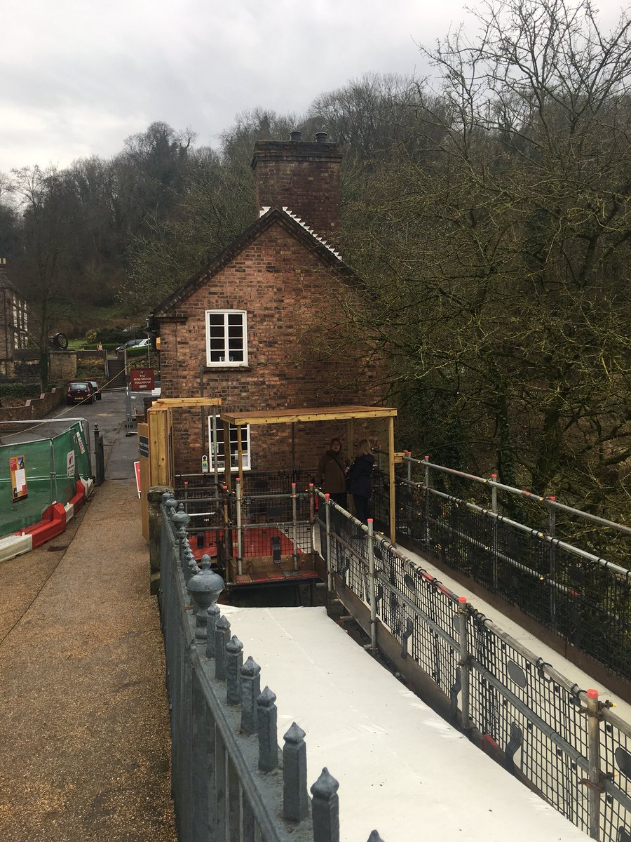 pbartlett1965's tweet photo. It’s a wet Ironbridge day!
The walkways and tollhouse are open.#Ironbridge #ironbridgegorge #riversevern #englishheritage #History #Shropshire #igmt #ironbridgemuseum #tollhouse https://t.co/xzR0nWMuyk
