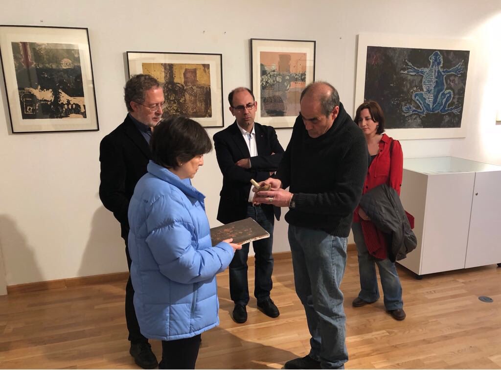 AyuntamientoVLL's tweet photo. Los Concejales @manuel_saravia @velezpsoe y @mariatuitea asisten en la sede de la 'Federación de Organizaciones Artesanas de Castilla y León' (#FOACAL), a la inauguración de la Exposición “Procesos, Técnicas y Procesos de estampación sobre el papel”, del artista #AlbertoValverde. https://t.co/Y6uE2U1EnX
