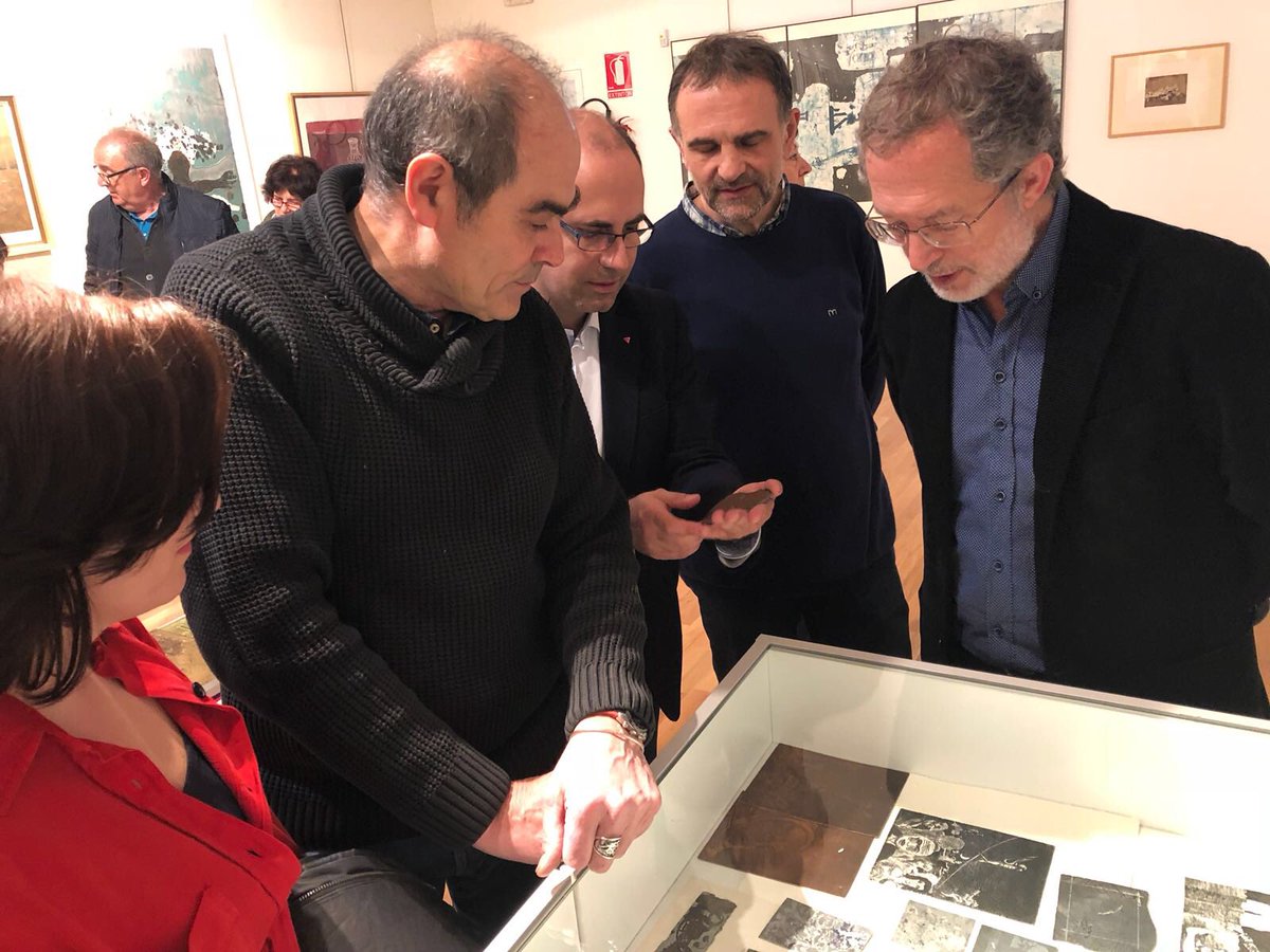 AyuntamientoVLL's tweet photo. Los Concejales @manuel_saravia @velezpsoe y @mariatuitea asisten en la sede de la 'Federación de Organizaciones Artesanas de Castilla y León' (#FOACAL), a la inauguración de la Exposición “Procesos, Técnicas y Procesos de estampación sobre el papel”, del artista #AlbertoValverde. https://t.co/Y6uE2U1EnX