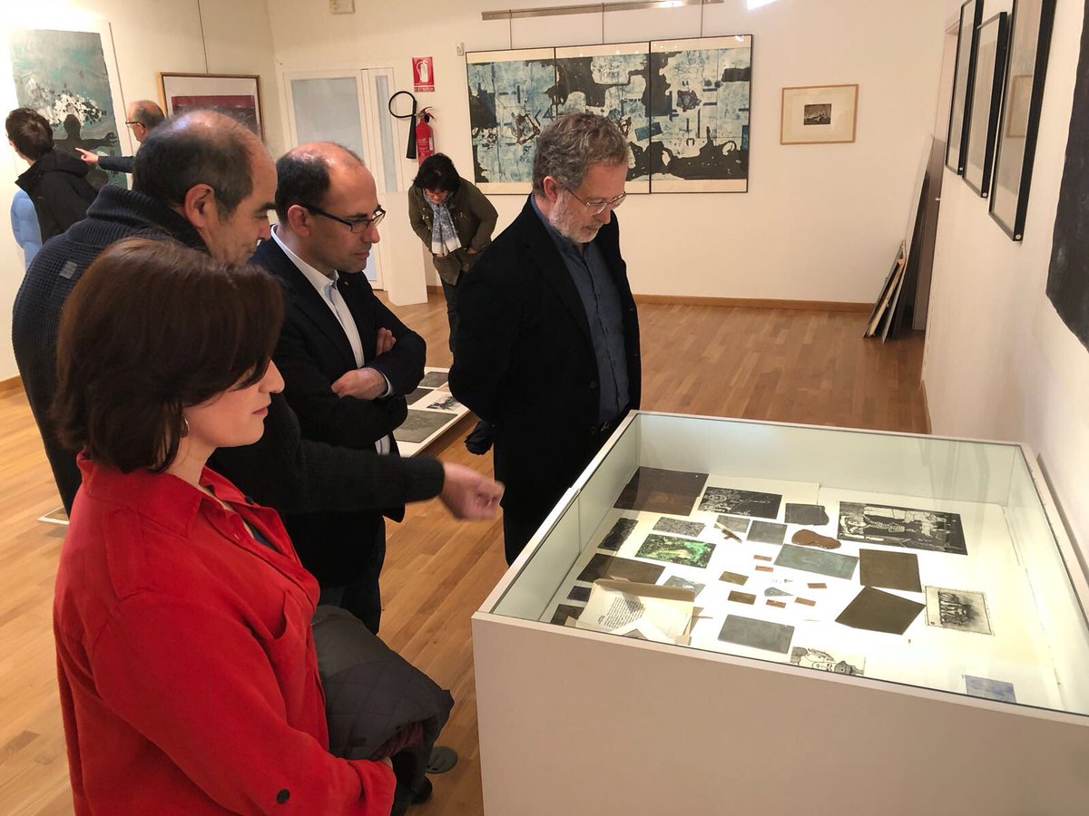 AyuntamientoVLL's tweet photo. Los Concejales @manuel_saravia @velezpsoe y @mariatuitea asisten en la sede de la 'Federación de Organizaciones Artesanas de Castilla y León' (#FOACAL), a la inauguración de la Exposición “Procesos, Técnicas y Procesos de estampación sobre el papel”, del artista #AlbertoValverde. https://t.co/Y6uE2U1EnX