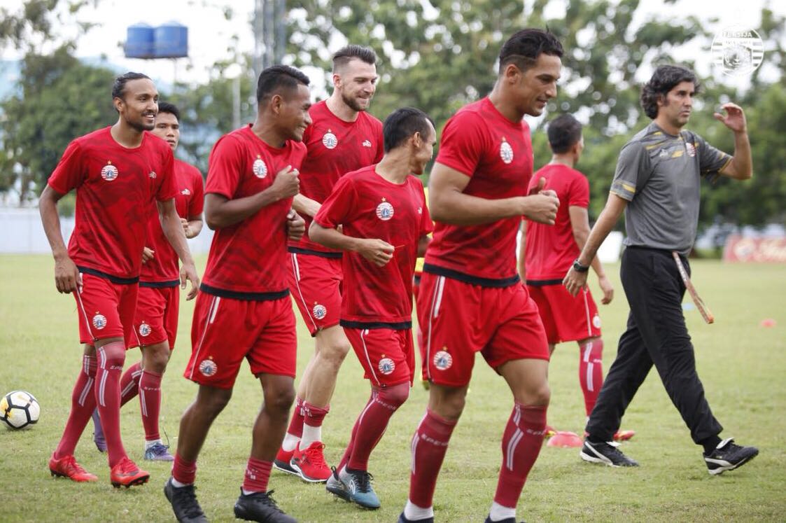 Persija_Jkt's tweet photo. Lupakan kekalahan! Saatnya fokus di AFC. Persija langsung menggelar latihan Sabtu (7/4/2018) sore di lapangan Sutasoma, Halim setelah sehari sebelumnya away ke Medan.

#PersijaJakarta
#PersijaSelamanya https://t.co/fygpS3IaXZ