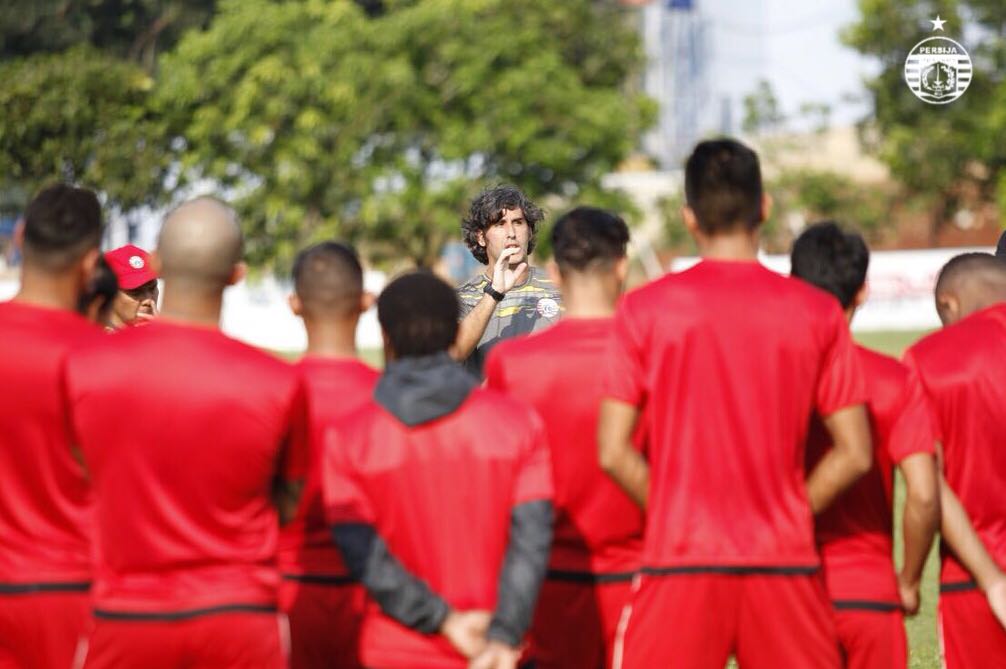Persija_Jkt's tweet photo. Lupakan kekalahan! Saatnya fokus di AFC. Persija langsung menggelar latihan Sabtu (7/4/2018) sore di lapangan Sutasoma, Halim setelah sehari sebelumnya away ke Medan.

#PersijaJakarta
#PersijaSelamanya https://t.co/fygpS3IaXZ