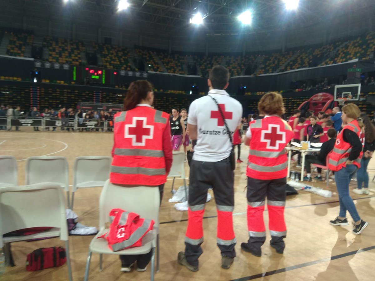 CruzRojaBizkaia's tweet photo. Voluntariado de #CruzRoja #ValleDelNervión cubriendo las finales del torneo de #baloncesto #BBKup en el pabellón #BilbaoArena, #Bilbao.
#PreventivosCruzRoja @_BBKup https://t.co/YyKKy4YsmI