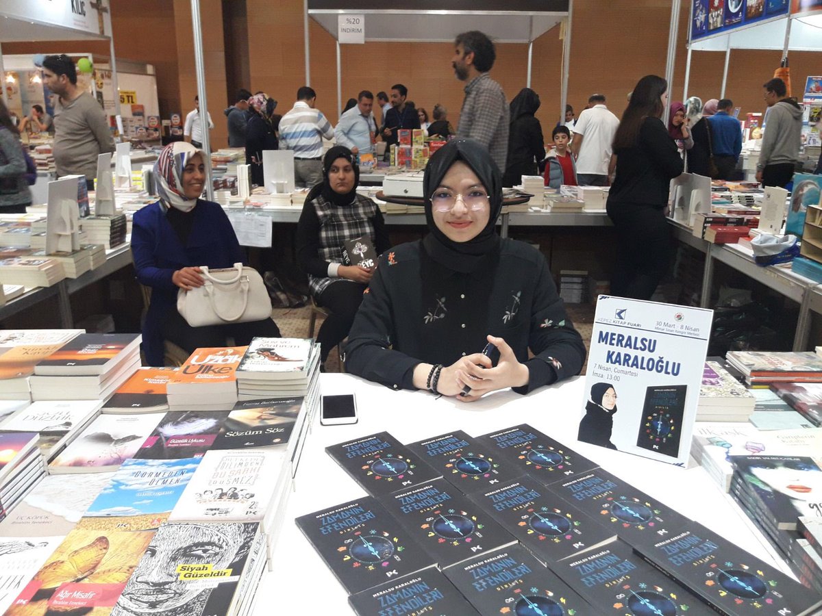 munirkaraloglu's tweet image. Kepez Kitap Fuarında imza günü. Meralsu Karaloğlu #ZamanınEfendileriDiriliş kitabını imzalıyor #profilKitap @profilkitap