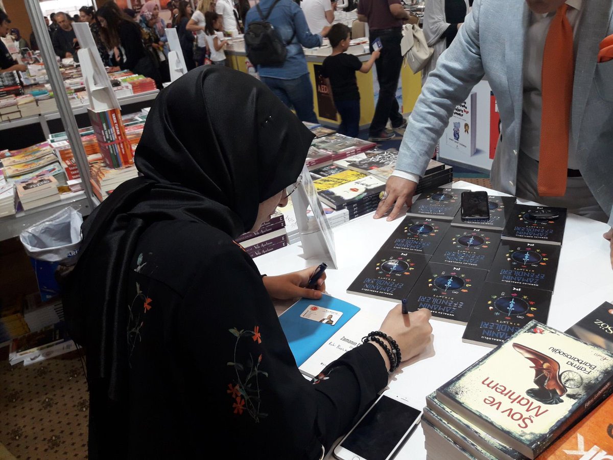 munirkaraloglu's tweet image. Kepez Kitap Fuarında imza günü. Meralsu Karaloğlu #ZamanınEfendileriDiriliş kitabını imzalıyor #profilKitap @profilkitap