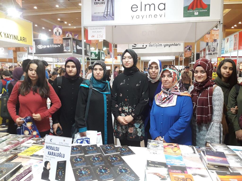 munirkaraloglu's tweet image. Kepez Kitap Fuarında imza günü. Meralsu Karaloğlu #ZamanınEfendileriDiriliş kitabını imzalıyor #profilKitap @profilkitap