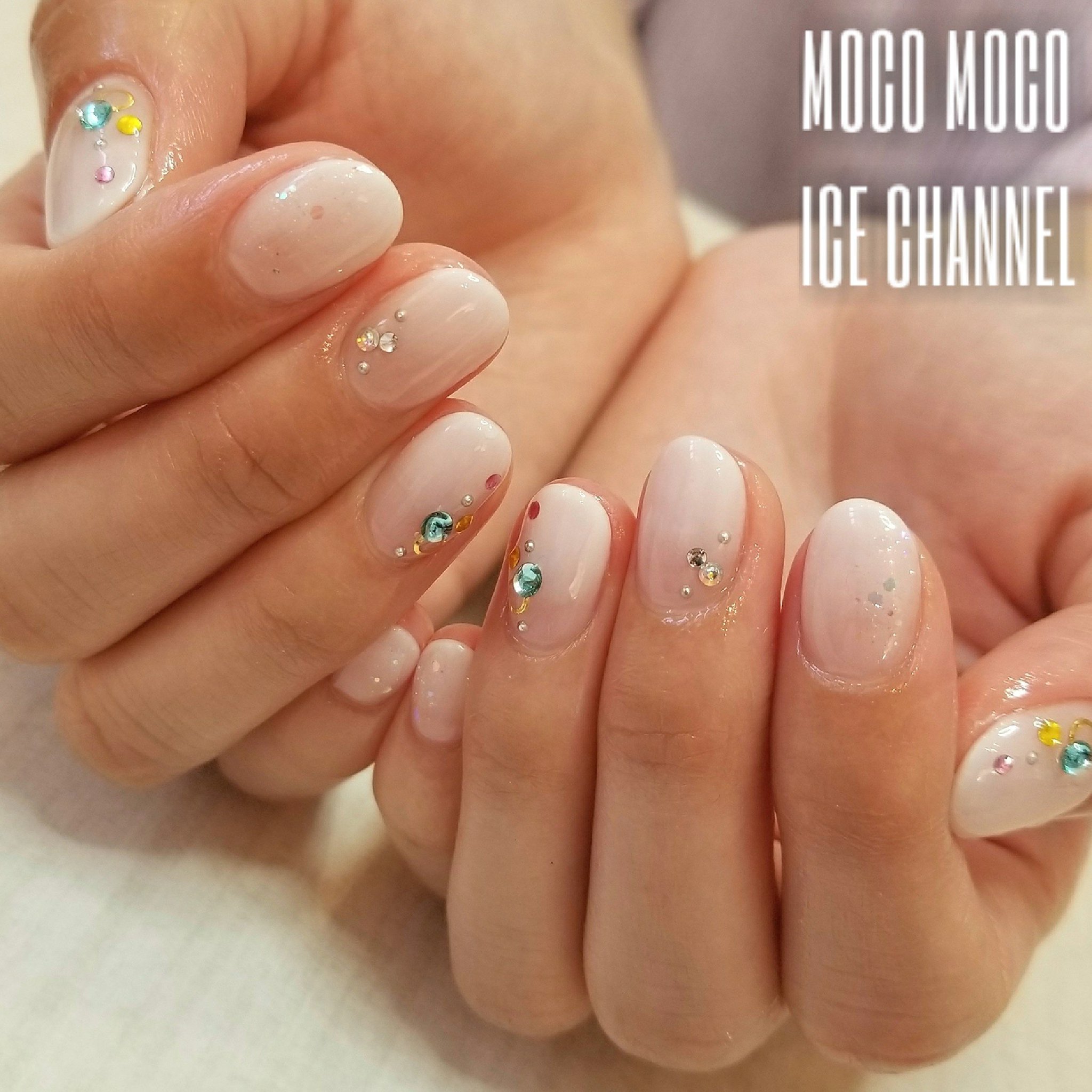 Ice Nailist あいすちゃん ブライダル定番の白グラデ とろっと馴染む白が優しくて カラフルなストーンやホロラメを 引き立ててくれました T Co Kyudl7uv6y ブライダルネイル グラデーションネイル 白グラデ 白