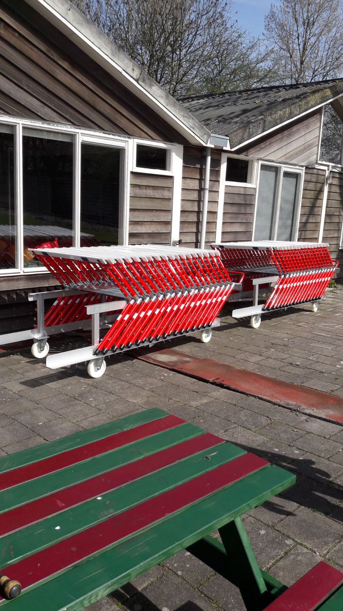 MarleenGouda's tweet photo. Ook de nieuwe horden staan klaar. @AVGouda is na grote brand- en stormschade weer helemaal klaar voor het baanseizoen. Hulde aan alle vrijwilligers die keihard gewerkt hebben om dit voor elkaar te krijgen. https://t.co/Gli7JYw9Gr