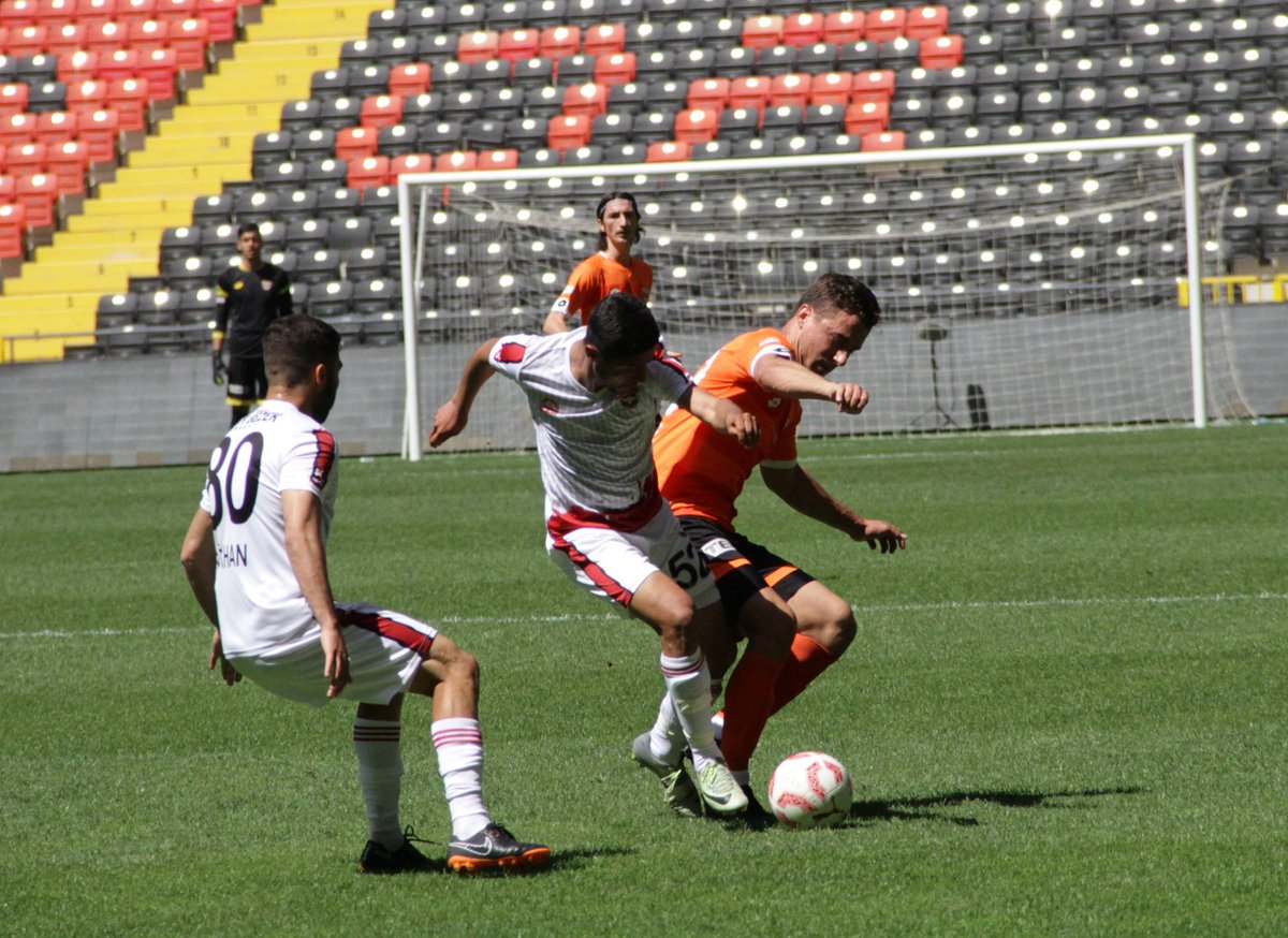 AdanasporResmi's tweet photo. 📸 | Mücadelenin ilk yarısından kareler! #GSvAS #Adanaspor https://t.co/GrYSCW4HAu