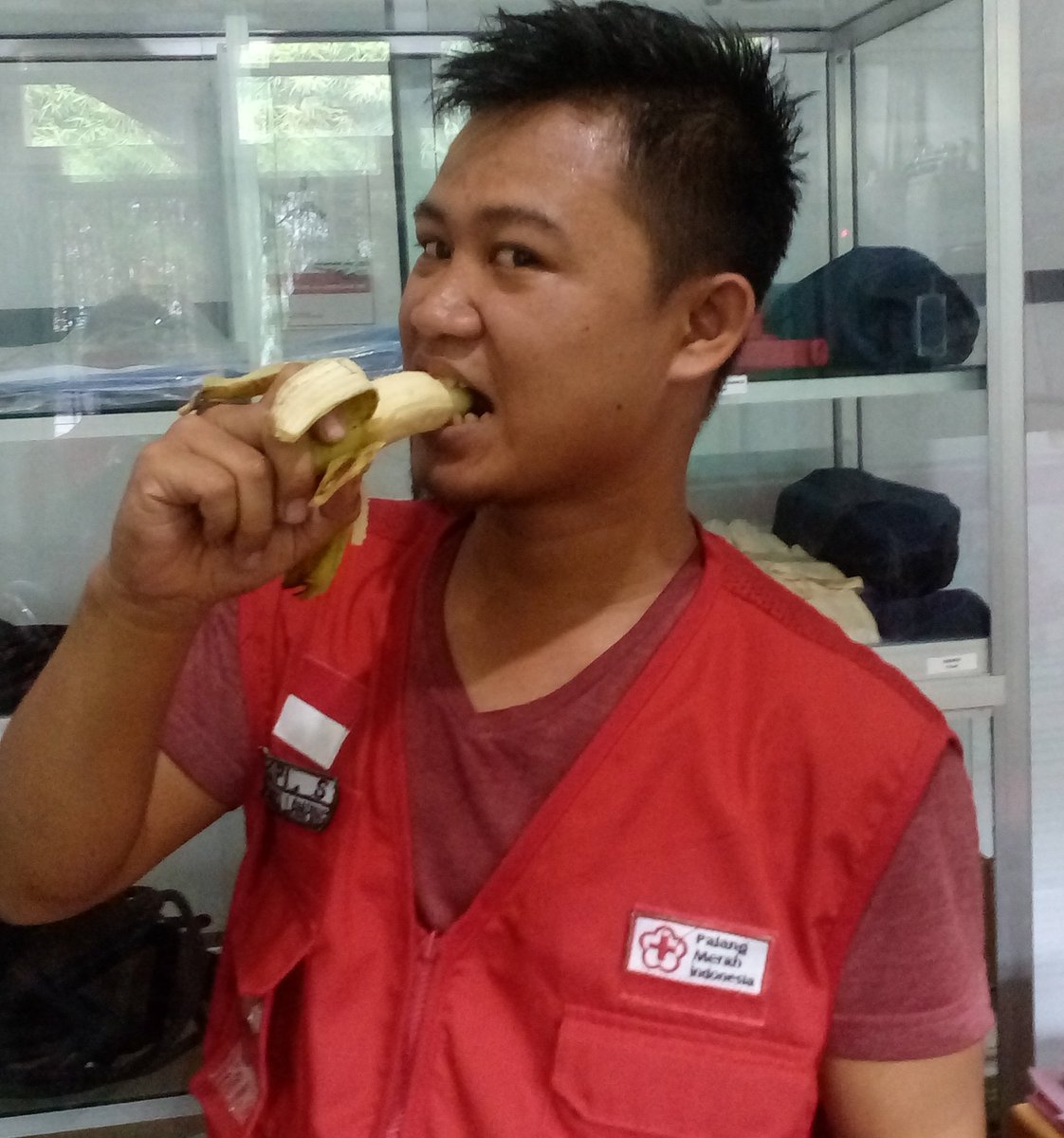 pmi_lampung's tweet photo. Mengonsumsi buah pisang memberi banyak manfaat bagi tubuh. Salah satunya memberi stamina saat berolahraga.
Kandungan antioksidan, serat, potassium dan vitamin B6 pada pisang dapat menambah energy tubuh, #HealthForAll #HealthyInsideOutside #PMIsiapbantu @palangmerah https://t.co/AIFPjWce8l