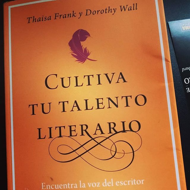 Anabelrodsan's tweet photo. Aquí, cultivando. Es interesante el libro, se aleja mucho de otros manuales de escritura y si estás bloqueando o crees que siempre escribes lo mismo puede ayudarte a encontrar pautas para ampliar tu registro. A ver que pienso cuando lo termine. #instabo… https://t.co/n6Uy6QftvS https://t.co/ZiETUQVqri