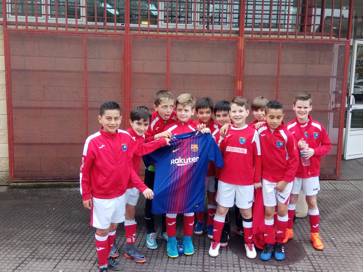 Gracias a <a href="/LUISENRIQUE21/">Luis Enrique Ramos Díaz</a> por la camiseta firmada por los jugadores del <a href="/FCBarcelona/">FC Barcelona</a> para entregarla en el torneo solidario de Piedras Blancas. #VamosXeitosa