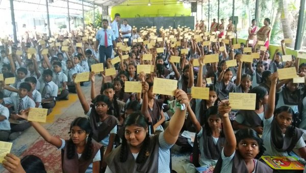 JuniorVikatan's tweet photo. பிரதமருக்கு 2,000 கடிதங்கள் அனுப்பிய தமிழக பள்ளி மாணவர்கள்! | #WeWantCMB | #GoHomeEPSnOPS | #PMModi | https://t.co/aG7yn9dXnu https://t.co/aAgajjnlJt