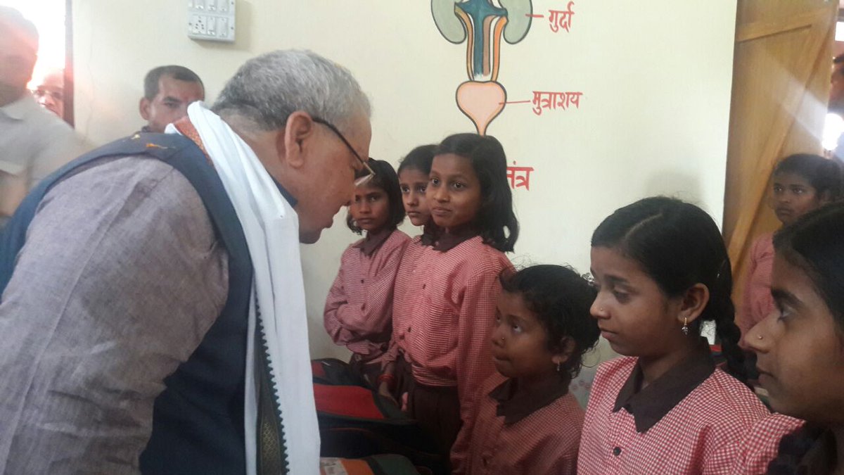 KalrajMishra's tweet photo. विद्यालय में पढ़ रहे बच्चों से बात करते हुए #DeoriaUpdate https://t.co/lRejQ4QX8e