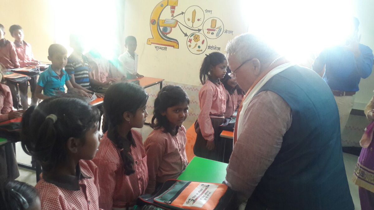 KalrajMishra's tweet photo. विद्यालय में पढ़ रहे बच्चों से बात करते हुए #DeoriaUpdate https://t.co/lRejQ4QX8e