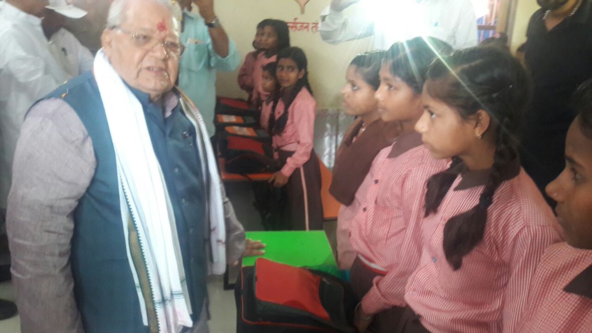 KalrajMishra's tweet photo. विद्यालय में पढ़ रहे बच्चों से बात करते हुए #DeoriaUpdate https://t.co/lRejQ4QX8e