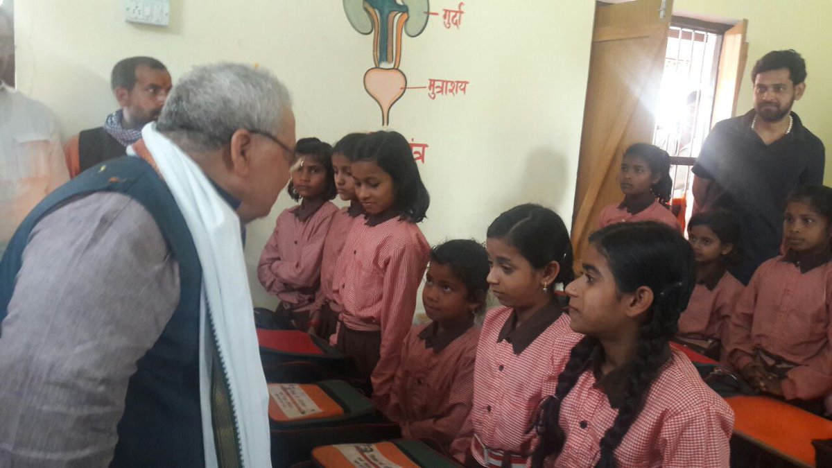 KalrajMishra's tweet photo. विद्यालय में पढ़ रहे बच्चों से बात करते हुए #DeoriaUpdate https://t.co/lRejQ4QX8e