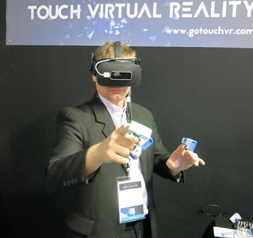 gmaubon's tweet photo. La technologie de @GoTouchVR est à suivre dans l'haptique. La sensation est très particulière et permet de sentir physiquement les choses ! A tester ! #lavalvirtual https://t.co/OWwdol1Ooi https://t.co/xrneJMj5tb