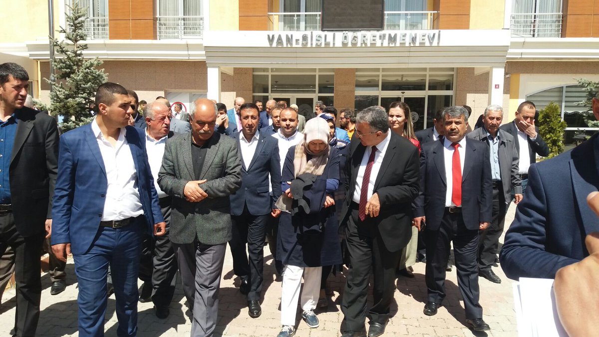 Cumhurbaşkanımızın başdanışmanı  sn <a href="/gulsenorhan/">Gülşen Orhan</a> hanımefendi ilçe baskanimiz sn @yavicvesim ve #ipekyoluGenclikKollar teskilati olarak Cadde esnaflarımızı gezerek Cumhurbaşkanımızın Van Mitingine esnaflarımız davet ettik..

<a href="/kayhantoglu/">Kayhan Türkmenoğlu</a>
<a href="/enesmalikyaylac/">enesmalikyaylacı</a> @avenesgunay
<a href="/burhanvan/">Burhan İnan</a>