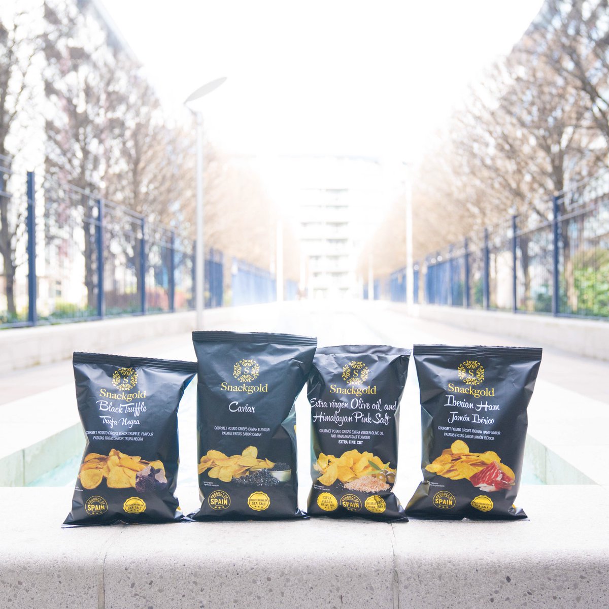 TMPlaceCBW's tweet image. We've struck gold! ✨ These gourmet crisps from @Snackgold are not your average potato chip! Made from the highest quality Spanish potatoes, choose from a wide range of delicious flavours. We can't keep away from the Black Truffle packet! 😍