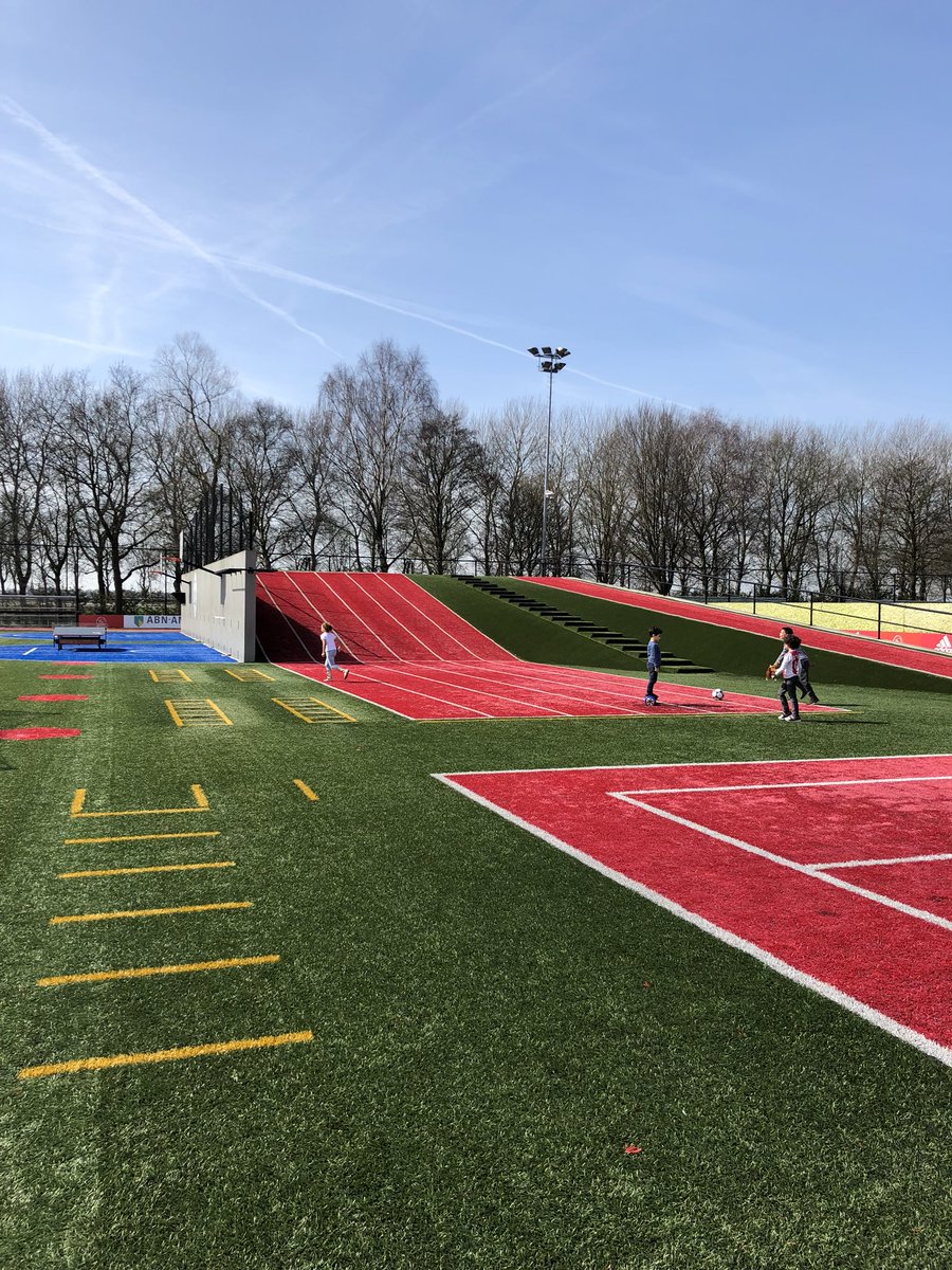jirimullerEsam's tweet photo. Ajax Amsterdam, treninkove centrum. My jsme 20-30 let pozadu. Misto reseni kravin, by bylo dobre, uz vytahnout penize a zacit opravdu pracovat. https://t.co/qxWzhJcge1