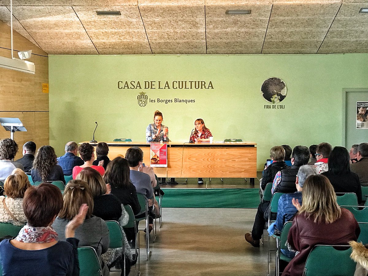 AjBorgesBlanque's tweet photo. Molta gent a la presentació del llibre de la borgenca #CarlaGiné sobre l’#anorèxia #HivernCremat a la @Biblioborges https://t.co/JvANa42oxM