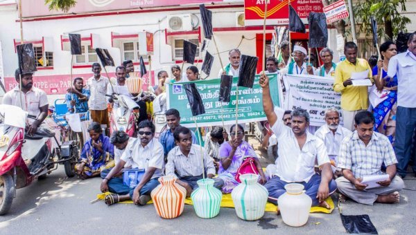 vikatan's tweet photo. 'தமிழகத்தை எங்களைப் போலவே மாற்றிவிடாதீர்கள்' - கண்கலங்க வைத்த மாற்றுத் திறனாளிகள் | #GoHomeEPSnOPS | #WeWantCMB | https://t.co/7t6vqJkdjy https://t.co/aJjDn9habs