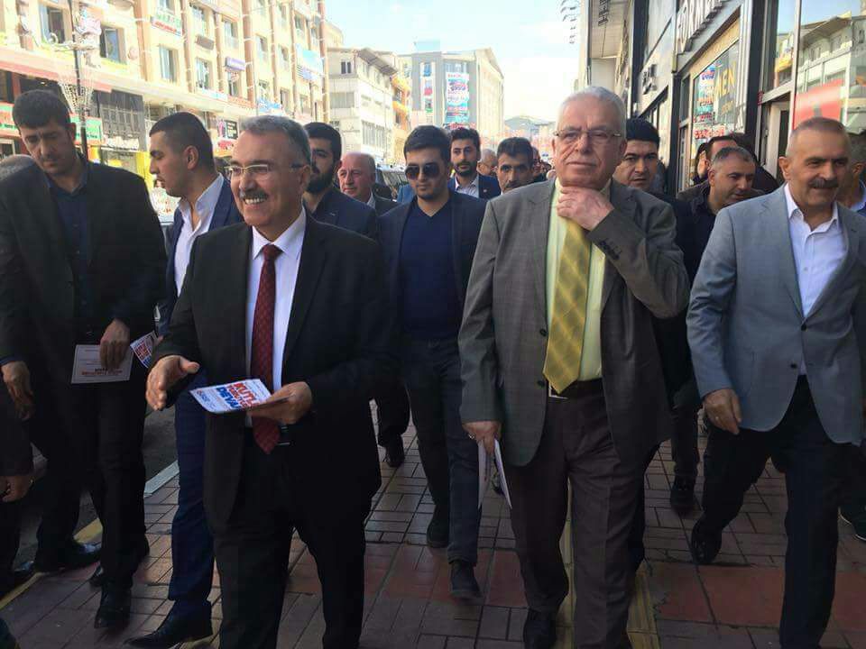 Miletvekilimiz sn <a href="/Burhan_Kayaturk/">Burhan Kayatürk</a> ilçe baskanimiz sn @yavicvesim ve #ipekyoluGenclikKollar teskilati olarak Cadde esnaflarımızı gezerek Cumhurbaşkanımızın Van Mitingine esnaflarımız davet ettik..

#IpekyoluHazir
<a href="/kayhantoglu/">Kayhan Türkmenoğlu</a>
<a href="/enesmalikyaylac/">enesmalikyaylacı</a> @avenesgunay
<a href="/burhanvan/">Burhan İnan</a>