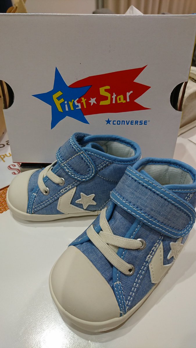 endlesswaltz79's tweet photo. 息子のセカンドシューズが届いた
コンバースのシェブロンスター
ちょっと高かったけど、
かわいいからよしとしよう
ベロが足に当たってるのか、少し足が赤くなってたから、もうちょっと室内履きしてデビューだな
#CONVERSE #CHEVRONSTAR #2016dec_baby https://t.co/tewOXPaBvW