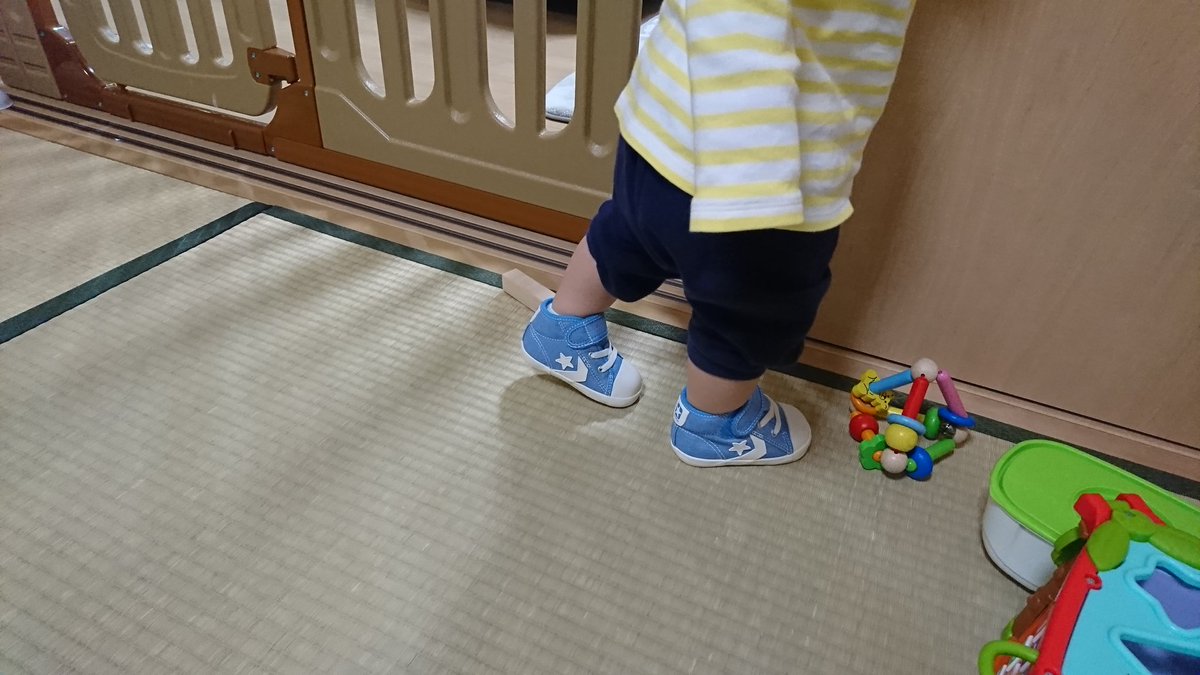 endlesswaltz79's tweet photo. 息子のセカンドシューズが届いた
コンバースのシェブロンスター
ちょっと高かったけど、
かわいいからよしとしよう
ベロが足に当たってるのか、少し足が赤くなってたから、もうちょっと室内履きしてデビューだな
#CONVERSE #CHEVRONSTAR #2016dec_baby https://t.co/tewOXPaBvW