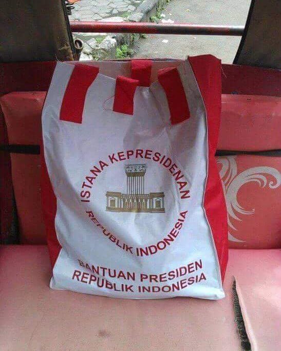 pungkilan's tweet photo. @twit_farid @gonzoelank @JKFC23456789 @andiarief__ Bayar zakat? Kok tas tulisannya  "bantuan". bedakan ya zakat dgn bantuan.. https://t.co/oTYMvkKamW