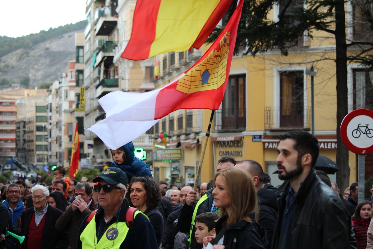 isequiser96's tweet photo. Ayer en la manifestación #6aCuenca de @jusapolcuenca @jusapol.

No hay policías de primera y segunda. #EquiparacionSalarial real ya con las policías autonómicas, sin trucos ni mentiras. Todo el apoyo de España2000-Respeto y mío. 

#EquiparacionYa #ProhibidoRendirse. https://t.co/8lJw9UdIk9