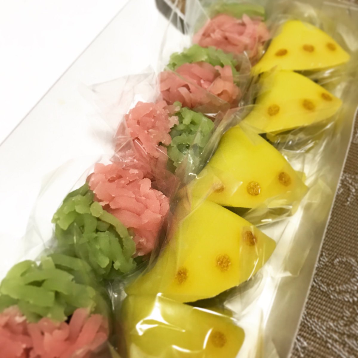 michal666jp's tweet photo. とある伝統行事のため、京都に居ます。
鍵善良房の生菓子 ウマー！
明日は嵐山まで出向きますよ。パワーを貰って、帰ります。

#japanesesweets #kagizenyoshifusa #kagizen #鍵善良房 #和菓子 #kyoto #kyotosweets https://t.co/96bSrTeieo