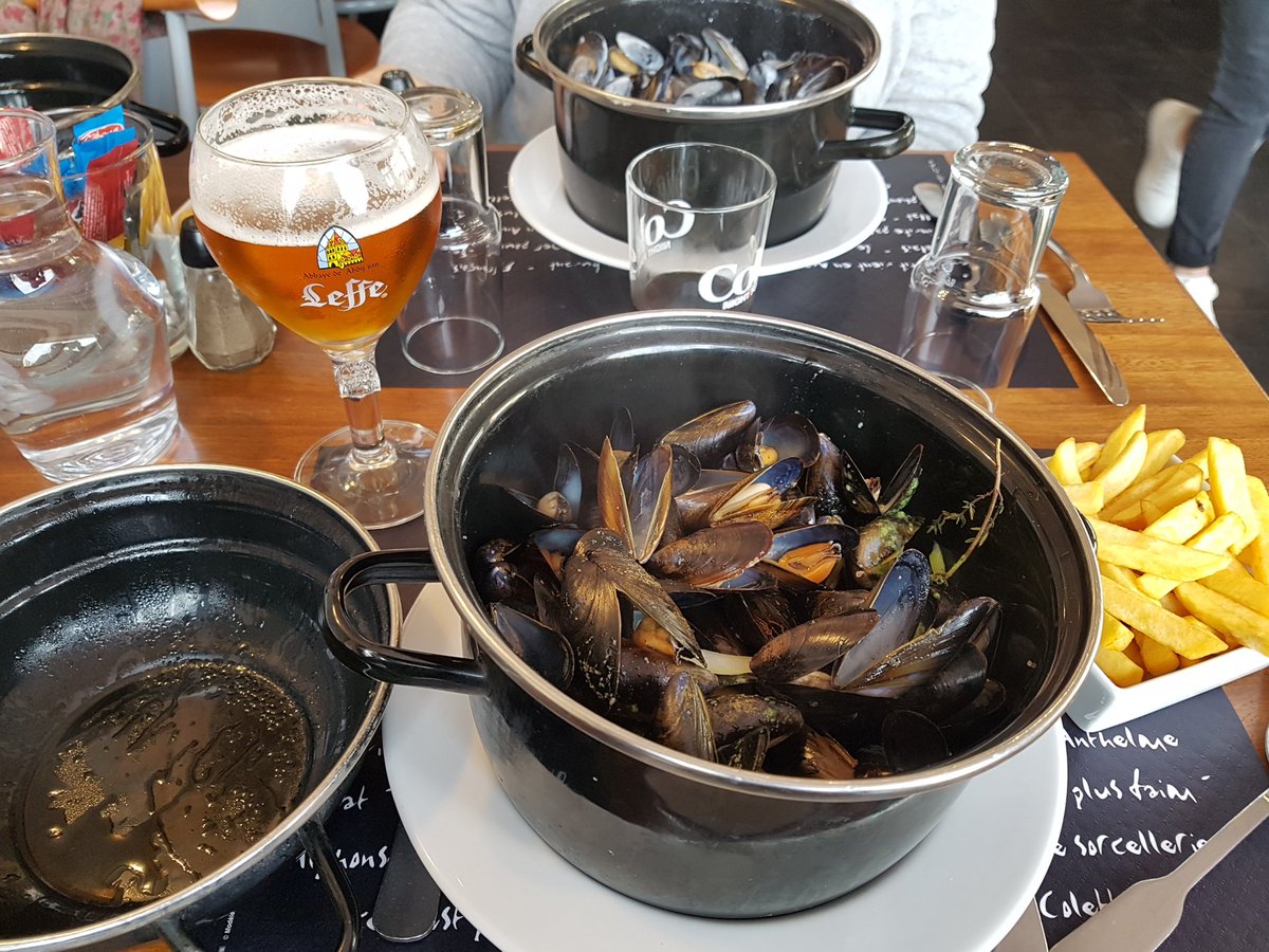 vadrouilleurs's tweet photo. Se balader en bord de mer, ça creuse ... Et qu'est ce qu'on mange alors de bon à #QuendPlage ? Des moules-frites ! 😁
#Lexploreur #BaiedeSomme #gosomme #HautsdeFrance https://t.co/AXB3aCLFEU
