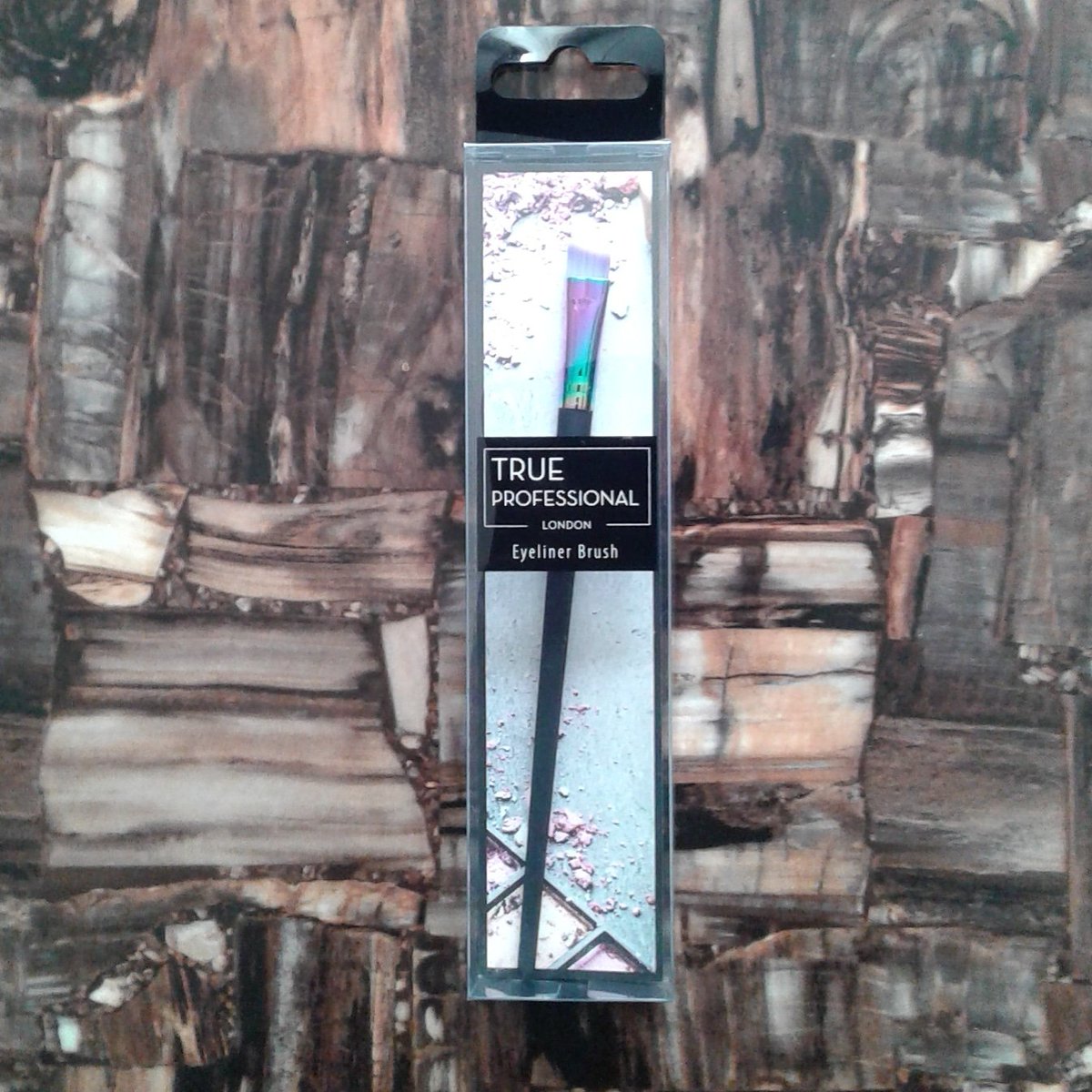 beautylabelgh's tweet photo. πNewStockπ True Professional London Eyeliner Brush @beautylabelstore #BLSBeauties #eyeliner #makeupbrushes #Ghana #beautystore #Accra #Lagos #London https://t.co/bhgc6mdwqb