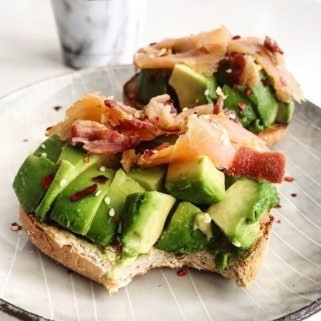 Take your English Muffin to the next level with avocado and bacon! @winniesbalance_ shows you how! ift.tt/2H2CuzR