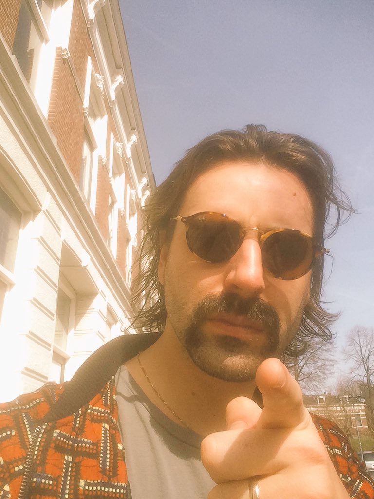 Het zonnetje schijnt, goed gemutst op van #010 naar #Groningen @Stadsschouwburg to borrow from the rich to feed the poor #robinhood @Oostpool #lente Groningers in mijn TL kom vanavond ook!