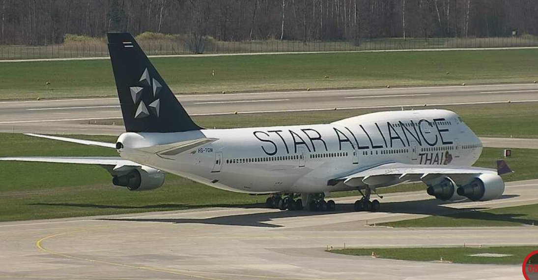 AirportWebcams's tweet photo. - @ThaiAirways Boeing 747-400 HS-TGW just departed Zurich after a very rare visit (replacing the usual 777 on #TG970). Of the 107 aircraft worldwide painted in @staralliance scheme, this is the only 747. Cams: https://t.co/bIsIHNhlSm | Database: https://t.co/7fgZhbnq0f https://t.co/Og6FVm1N1M