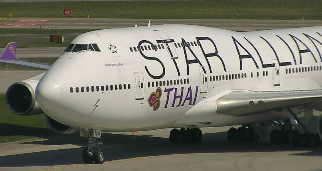 AirportWebcams's tweet photo. - @ThaiAirways Boeing 747-400 HS-TGW just departed Zurich after a very rare visit (replacing the usual 777 on #TG970). Of the 107 aircraft worldwide painted in @staralliance scheme, this is the only 747. Cams: https://t.co/bIsIHNhlSm | Database: https://t.co/7fgZhbnq0f https://t.co/Og6FVm1N1M