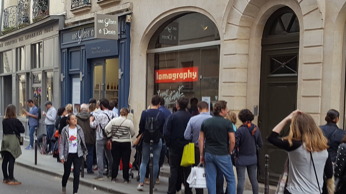 ChouetteAgile's tweet photo. Beau temps de retour 🌞, les parisiens (re)font la queue pour une glace 🍦😊, mais c'est celle d' #EmmanuelRyon (Une glace à Paris), meilleur ouvrier de France #MOF https://t.co/e3BzCWag9F